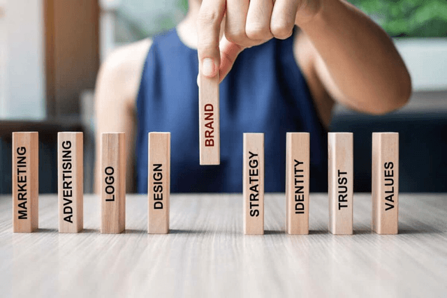 Revisione e supporto alla definizione delle strategie di marketing e della brand identity (1 ora)